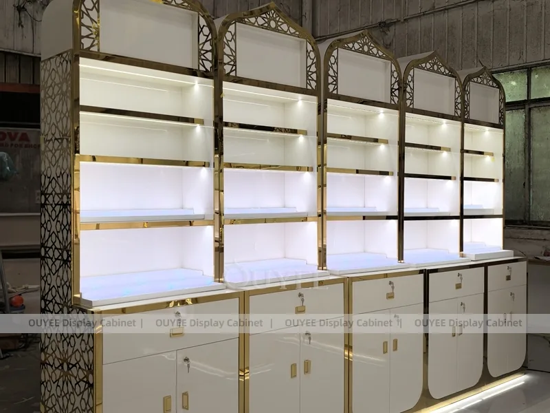 Стена для парфюмерных полок из белого золота с двойными тестерами_03