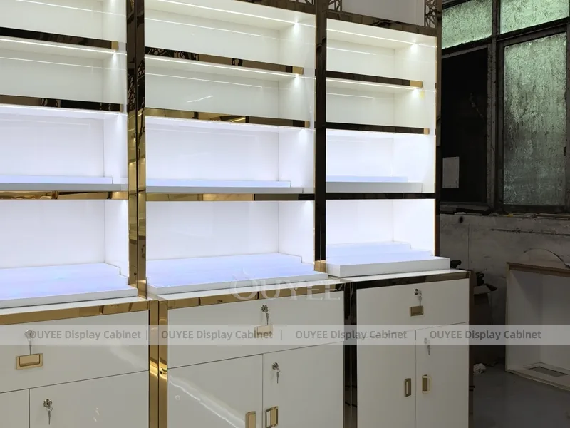 Стена для парфюмерных полок из белого золота с двойными тестерами_04