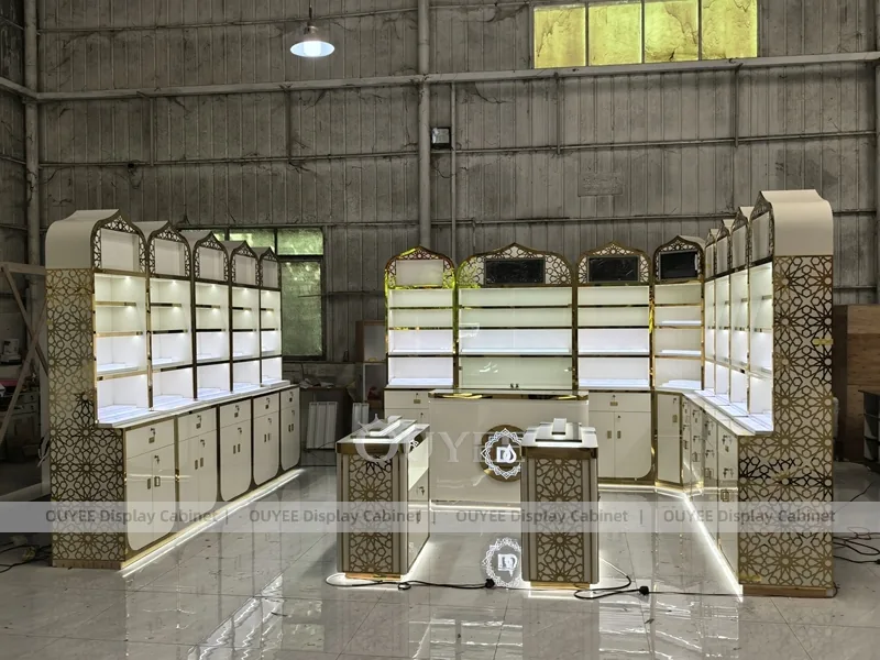 Стена для парфюмерных полок из белого золота с двойными тестерами_05