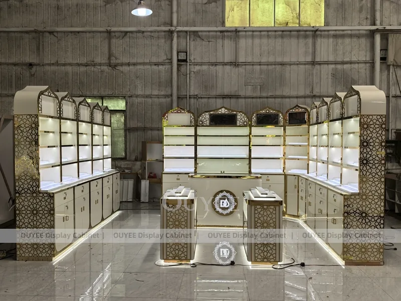 Стена для парфюмерных полок из белого золота с двойными тестерами_06