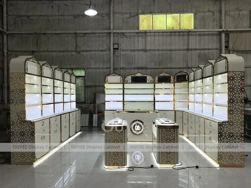 Стена для парфюмерных полок из белого золота с двойными тестерами_07