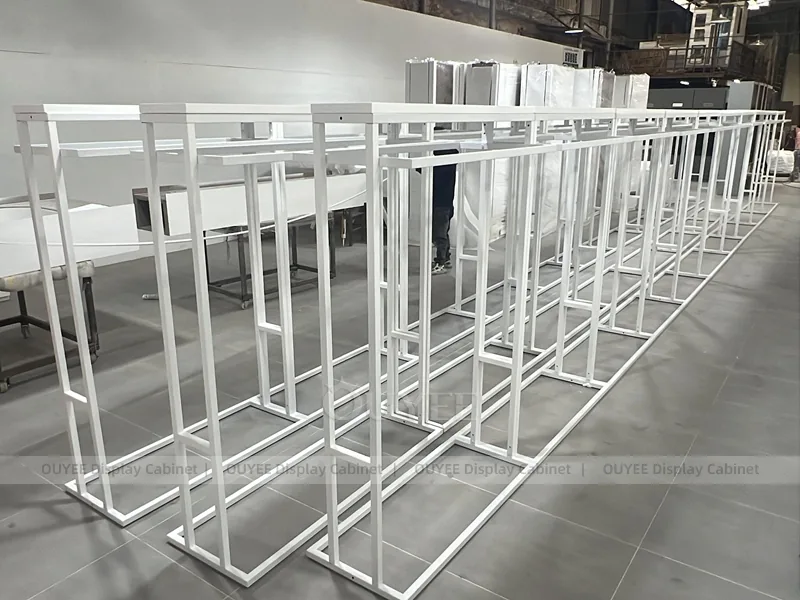 Colección de Percheros de Ropa con Tubo Cuadrado Blanco_01