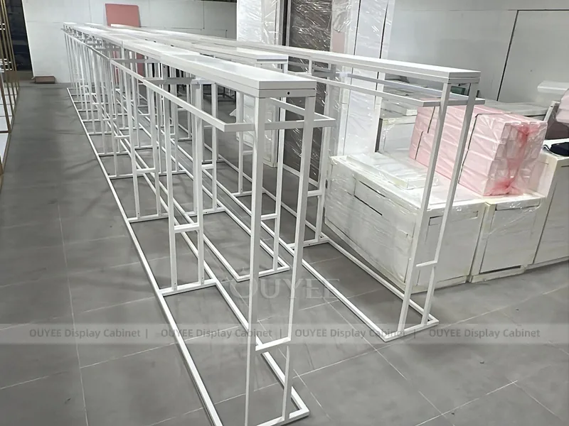Colección de percheros de tubo cuadrado blanco_08