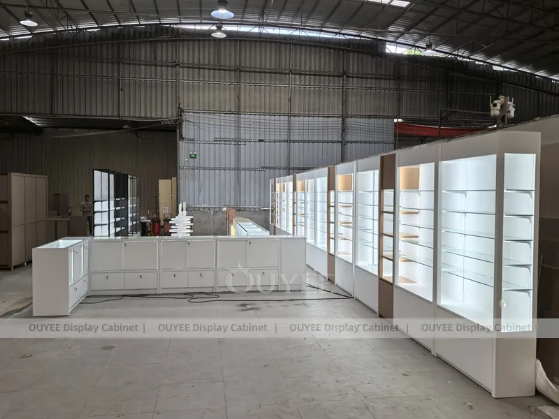 Showroom di profumi a forma di U bianco con pareti di esposizione_01