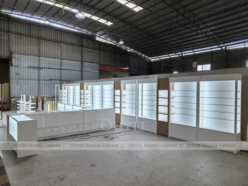 Vetrina espositiva per profumi a forma di U bianca con pareti espositive_02