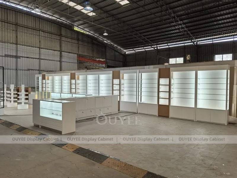 Vetrina espositiva per profumi a forma di U bianca con pareti espositive_03