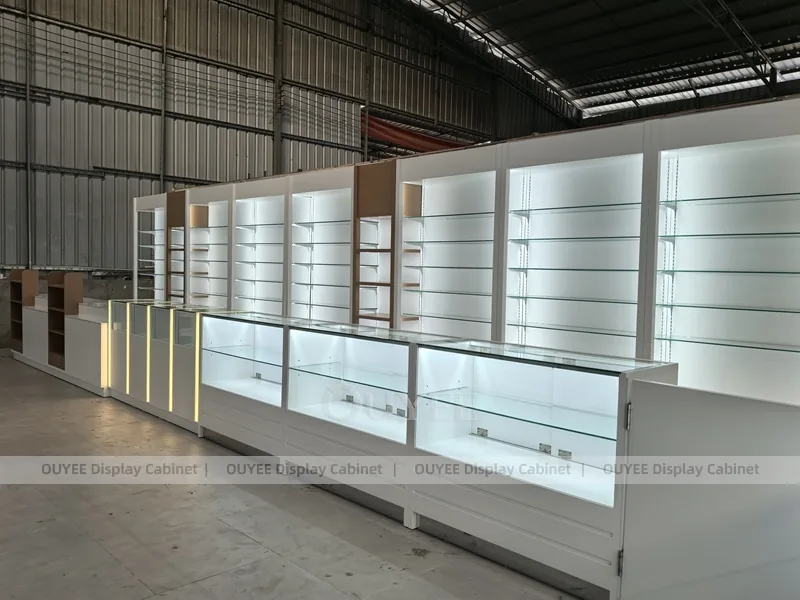 Vetrina espositiva per profumi a forma di U bianca con pareti espositive_04