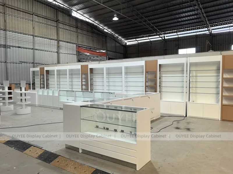 Vetrina espositiva per profumi a forma di U bianca con pareti espositive_05