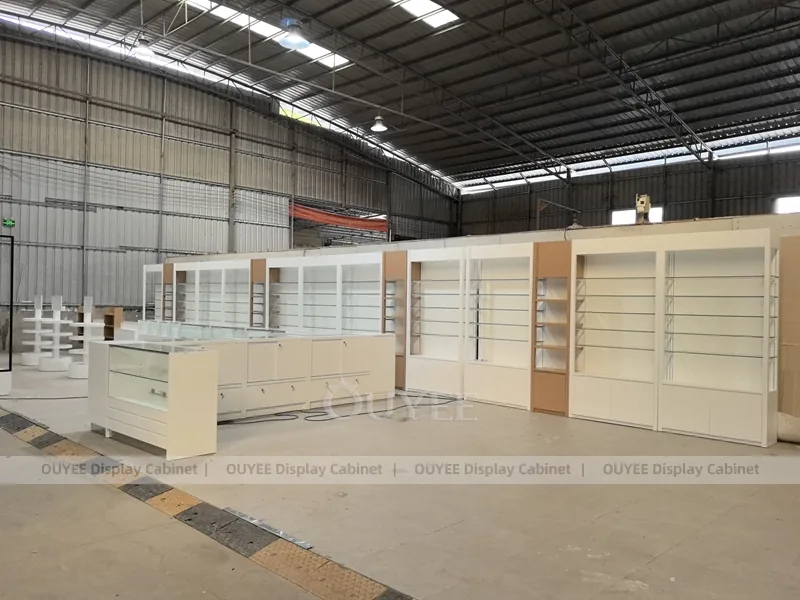 Vetrina espositiva per profumi a forma di U bianca con pareti espositive_06