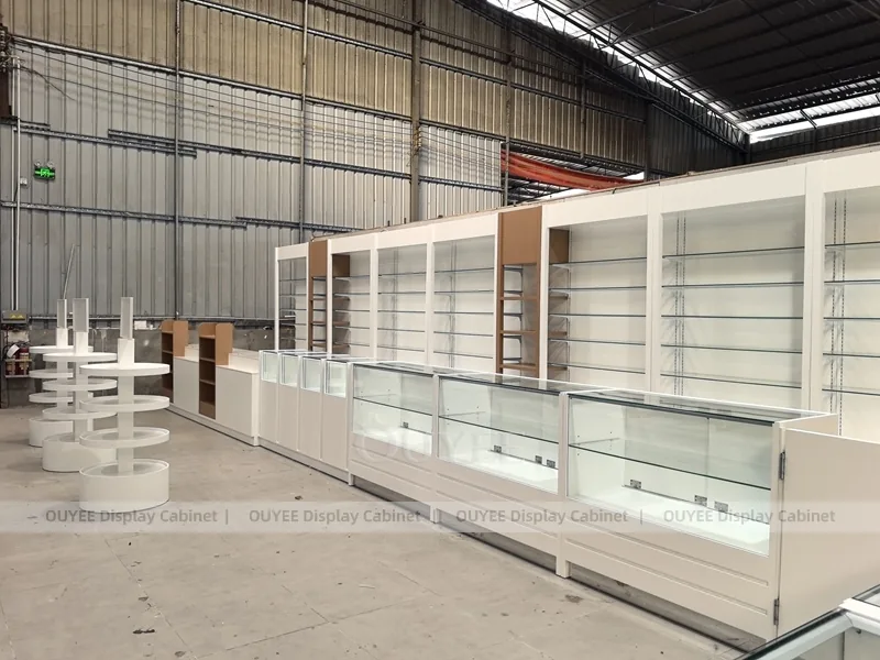 Vetrina espositiva per profumi a forma di U bianca con pareti espositive_07