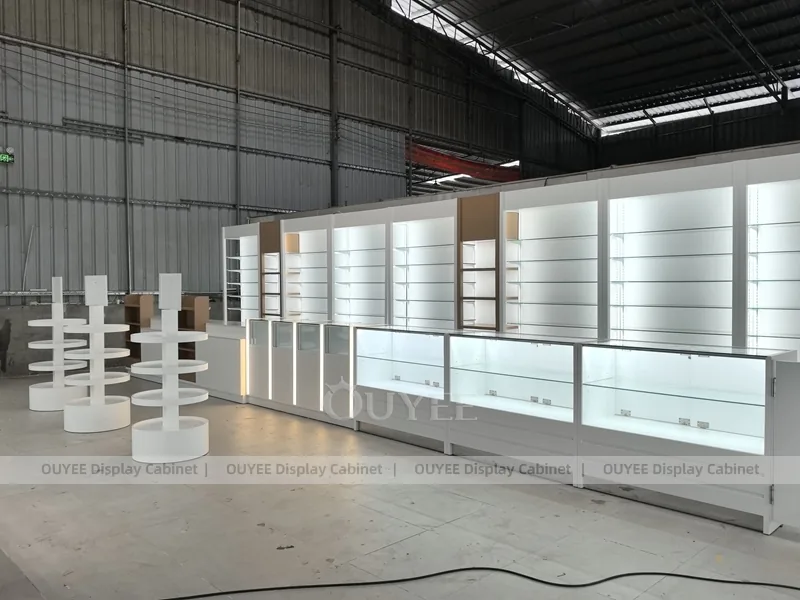 Vetrina espositiva per profumi a forma di U bianca con pareti espositive_08