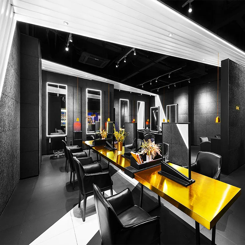 Sala styling salone nera con banco da lavoro giallo_01