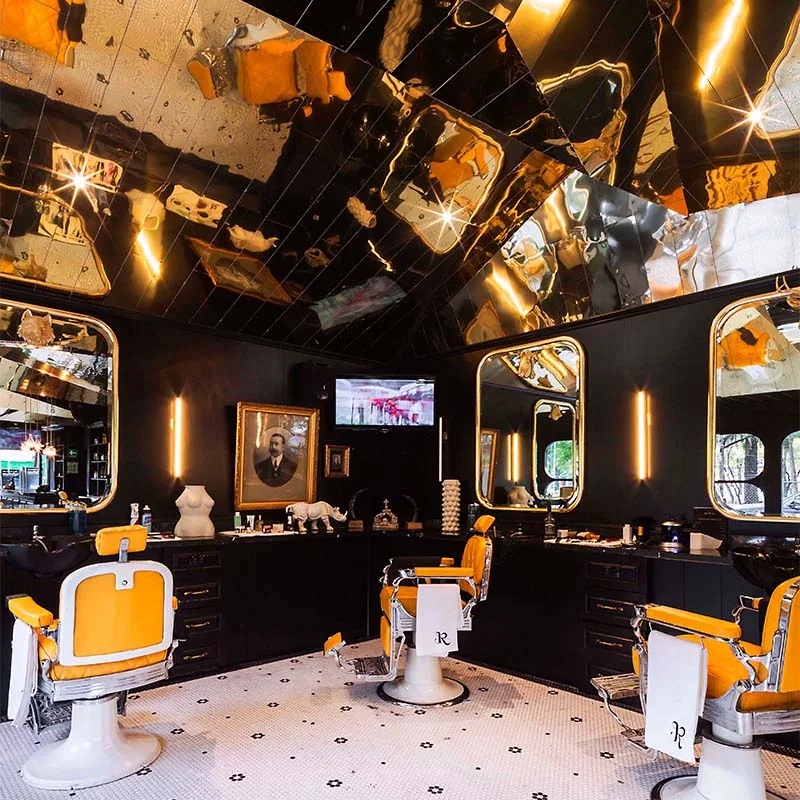Interno di lusso per barberia in nero e oro_01