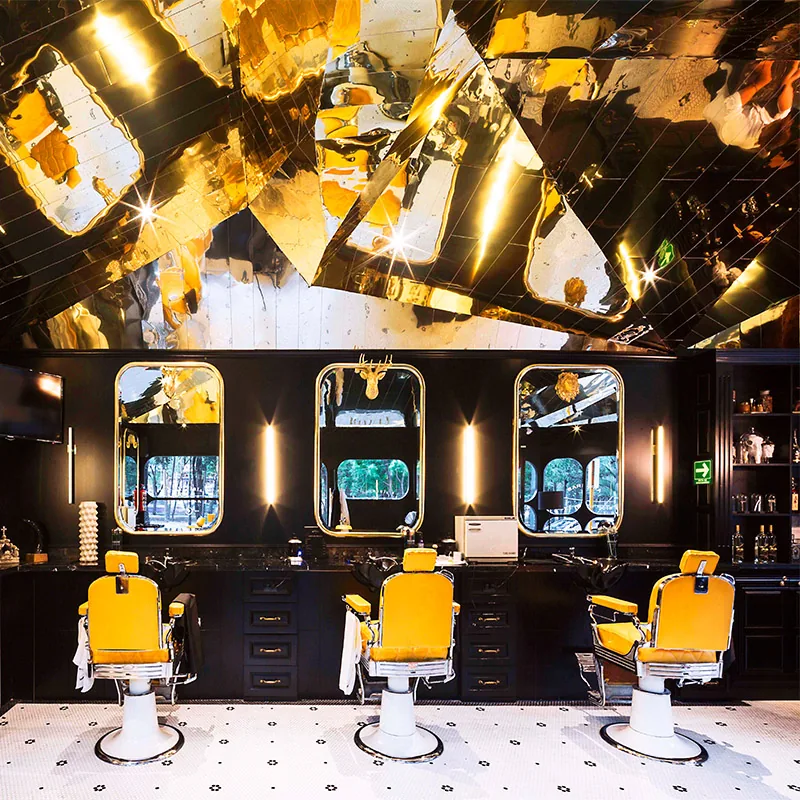 Interno di lusso per barberia in nero e oro_02