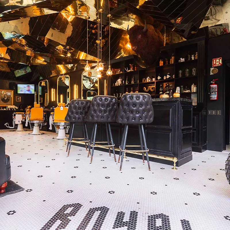 Interno di lusso per barberia in nero e oro_03