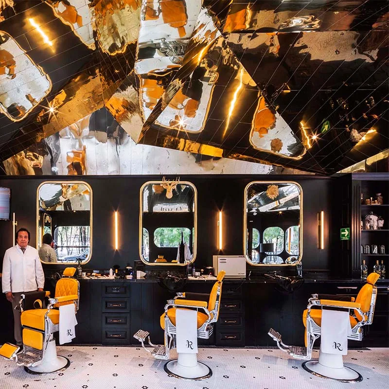 Interno di lusso per barberia in nero e oro_05