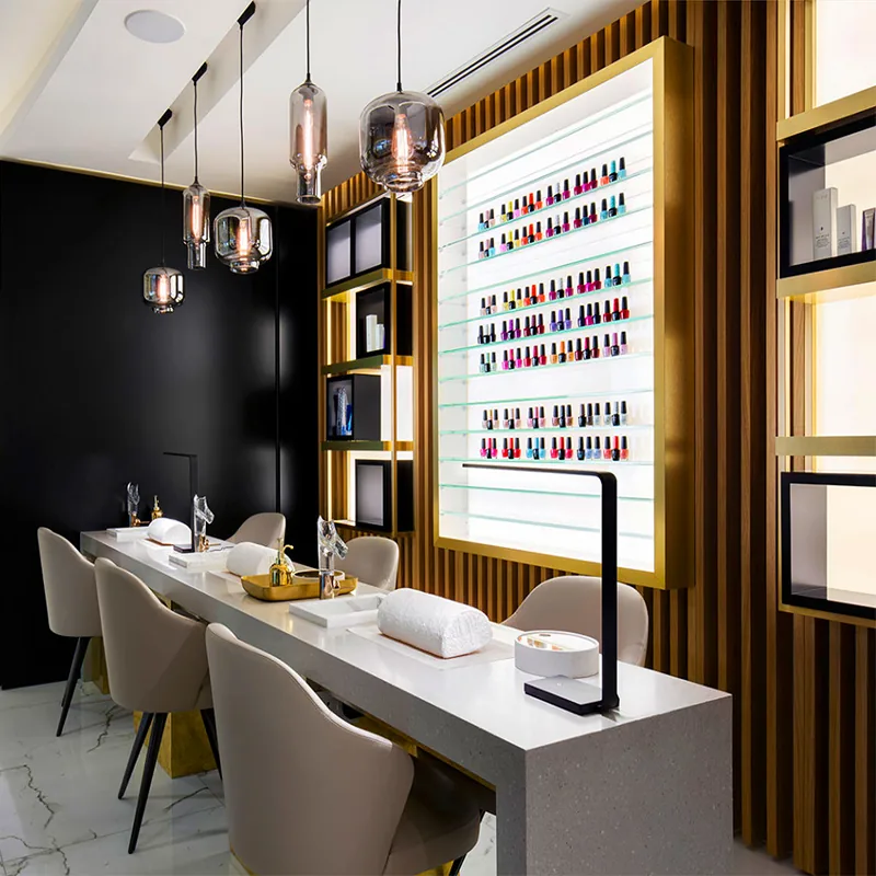 Tavolo manicure salone unghie nero e oro con parete espositiva prodotti_01