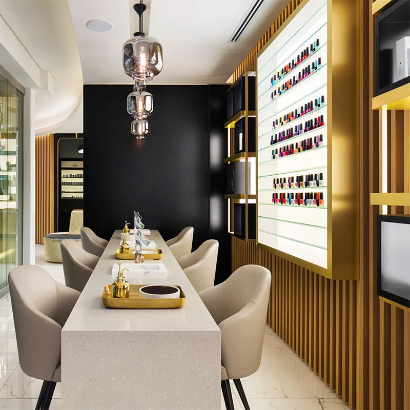 Tavolo manicure per salone di bellezza nero e oro con parete espositiva per prodotti_03