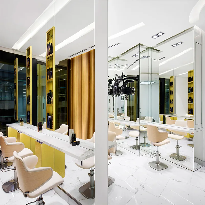 Tavolo manicure per salone di bellezza nero e oro con parete espositiva per prodotti_05
