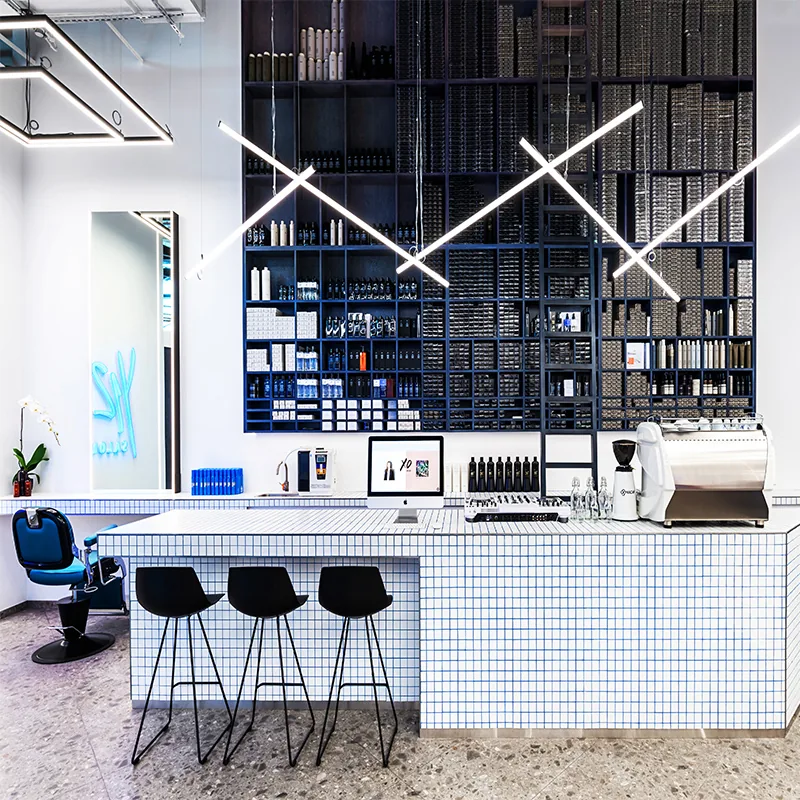 Reception per salone in bianco e nero con scaffalature per prodotti_01