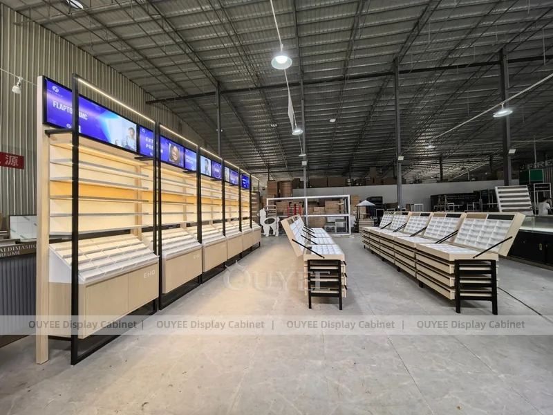 Dijital Başlıklı Siyah ve Ahşap Güneş Gözlüğü Teşhir Rafı_02