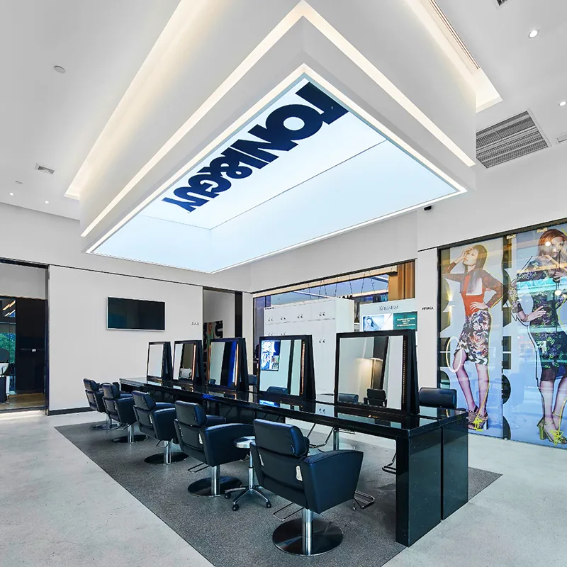 Interno salone con postazioni styling con specchi_01