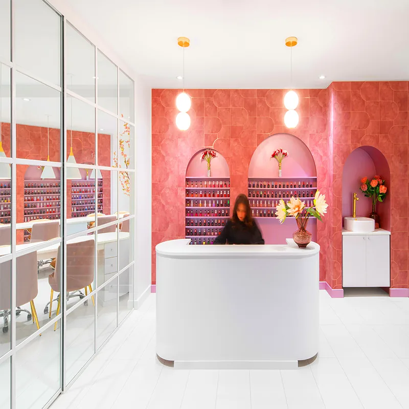Bar à manucure de salon d’ongles rose vif avec mur de produits_02