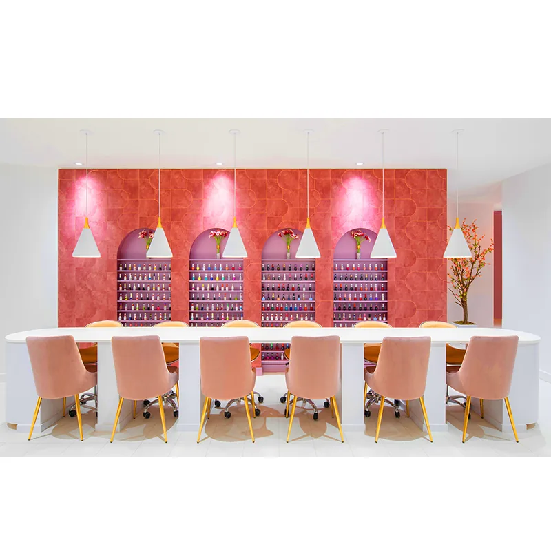 Bar à manucure de salon d’ongles rose vif avec mur de produits_03
