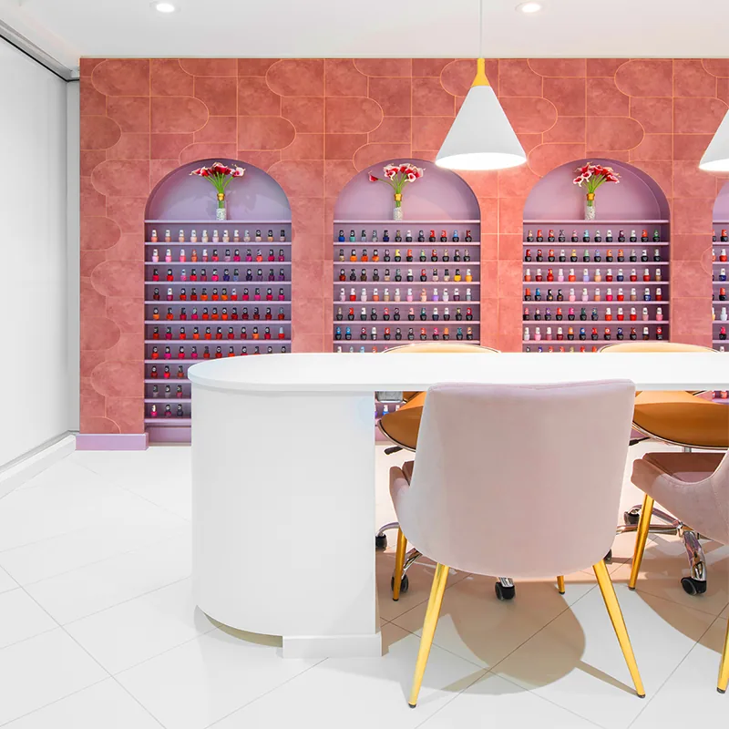 Bar à manucure de salon d’ongles rose vif avec mur de produits_04