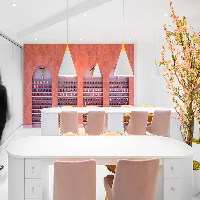 Bar à manucure de salon d’ongles rose vif avec mur de produits_05