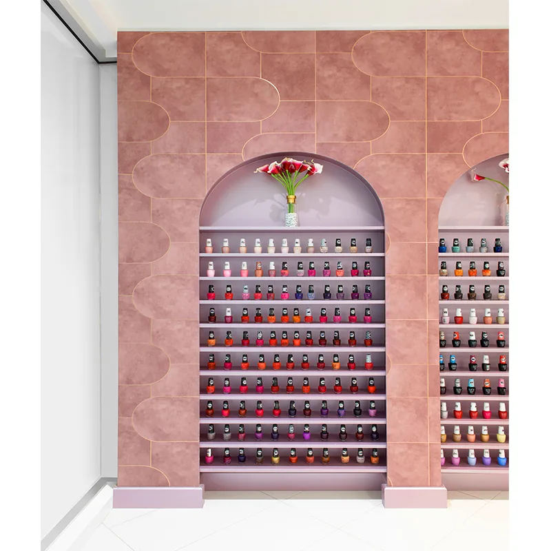Bar à manucure de salon d’ongles rose vif avec mur de produits_06
