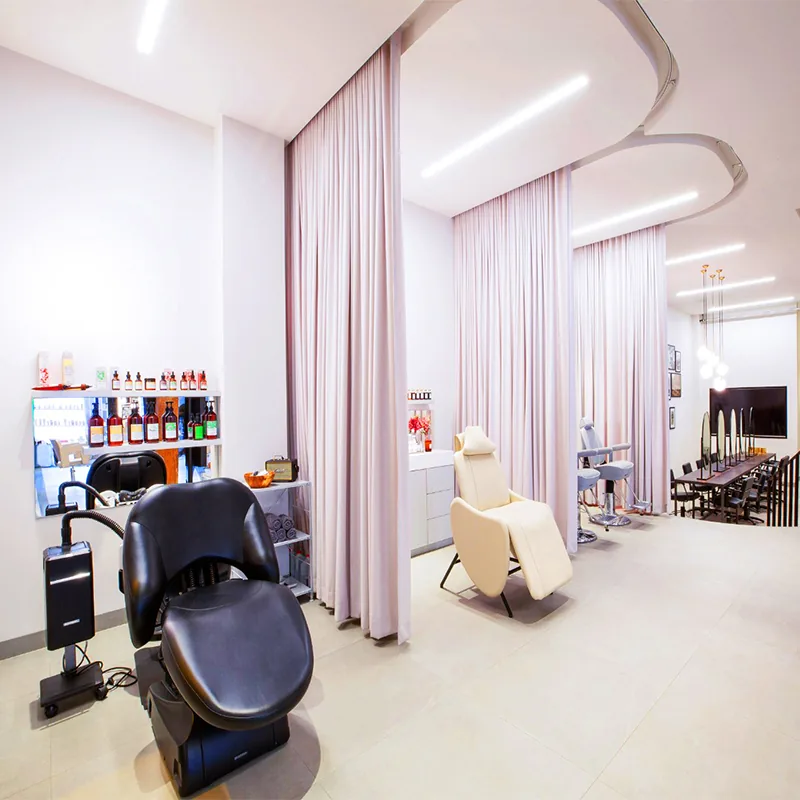Rangée de coiffure de salon de coiffure blanche éclatante avec sièges lounge_02