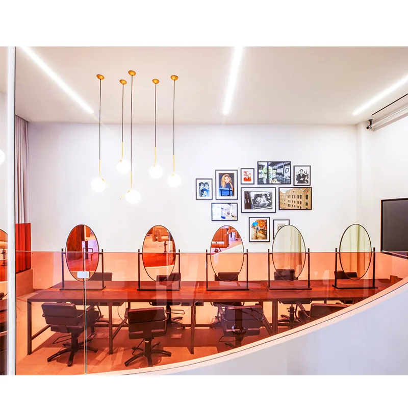 Rangée de coiffure de salon de coiffure blanche éclatante avec sièges lounge_03