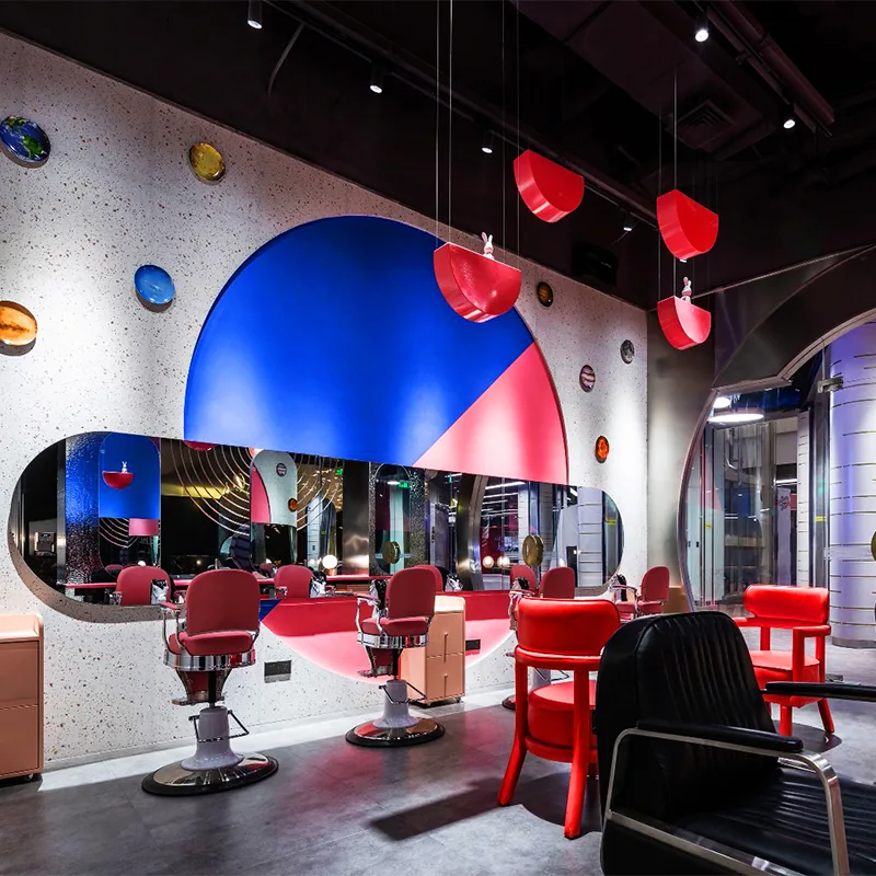 Interno barberia a blocchi di colore con poltrone rosse per styling_01