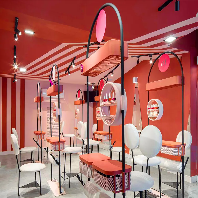 Area styling salone di bellezza corallo con specchi rotondi e esposizione manicure_01