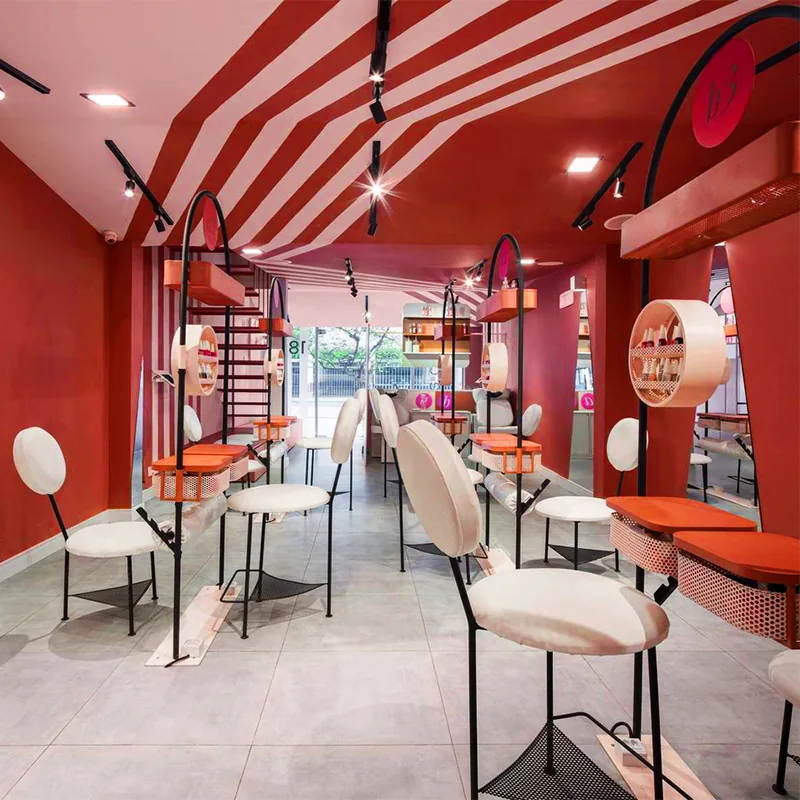 Espace de coiffure salon de beauté corail avec miroirs ronds et présentoirs de manucure_02