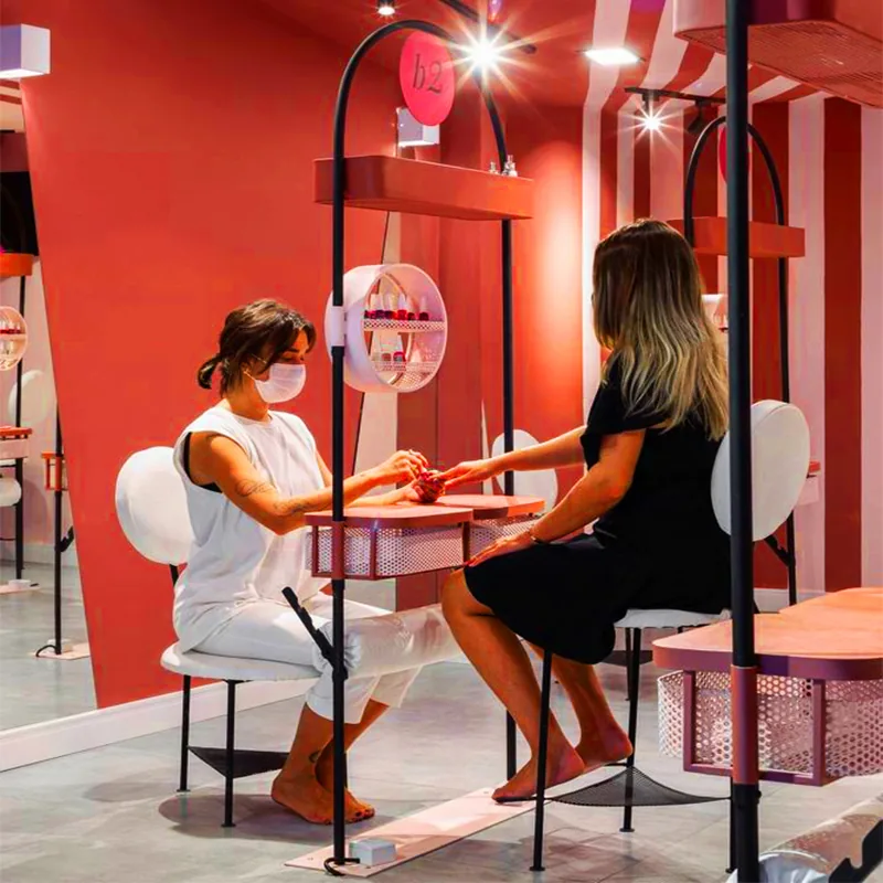 Espace de coiffure salon de beauté corail avec miroirs ronds et présentoirs de manucure_03