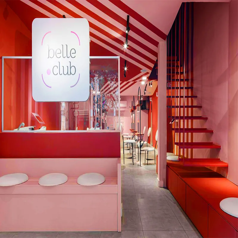 Espace de coiffure salon de beauté corail avec miroirs ronds et présentoirs de manucure_04