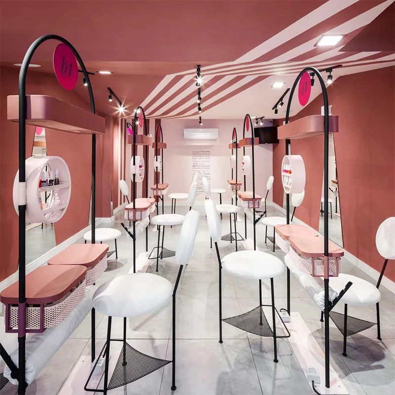 Espace de coiffure salon de beauté corail avec miroirs ronds et présentoirs de manucure_05