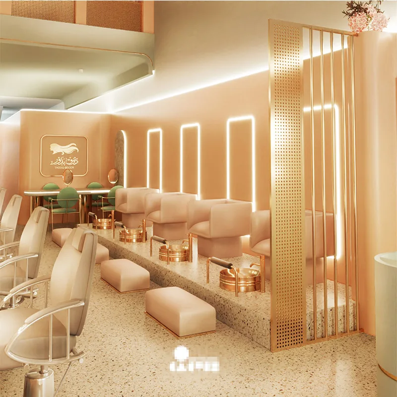 Salón de belleza color crema con pared de productos iluminada y sillas rosas_01