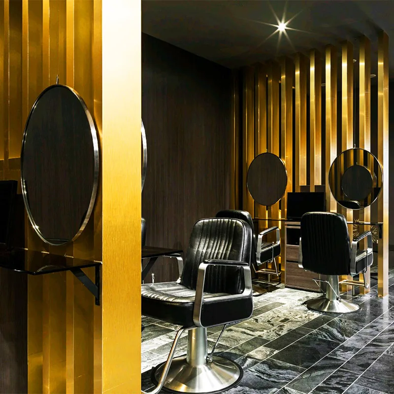 Intérieur de salon vert foncé avec miroirs dorés et chaises noires_02