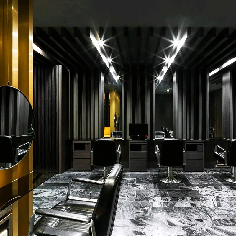 Intérieur de salon vert foncé avec miroirs dorés et chaises noires_03