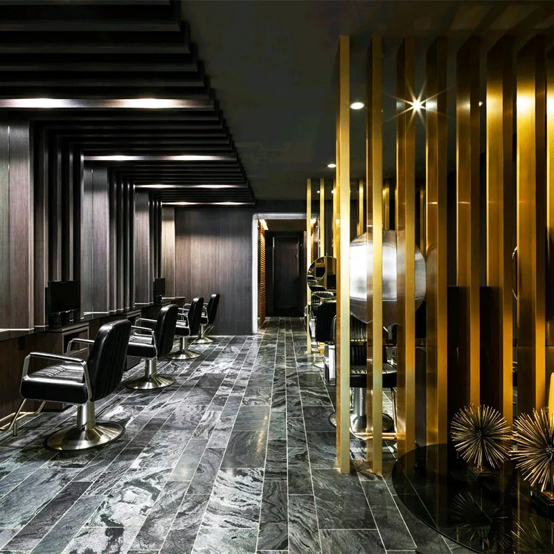 Intérieur de salon vert foncé avec miroirs dorés et chaises noires_04