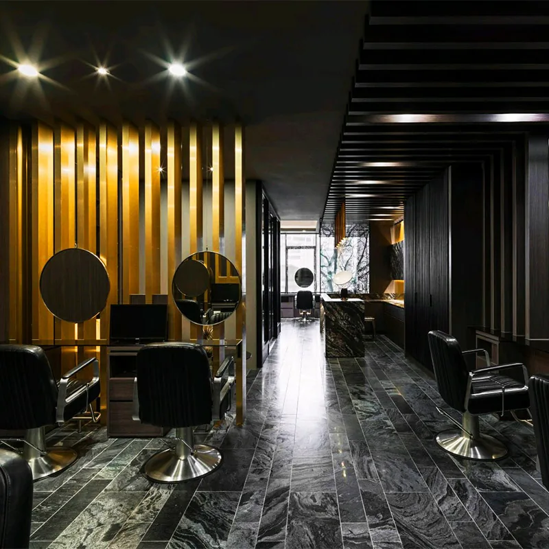 Intérieur de salon vert foncé avec miroirs dorés et chaises noires_05