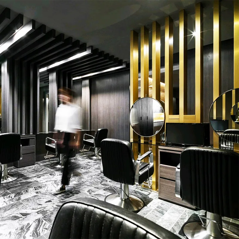 Intérieur de salon vert foncé avec miroirs dorés et chaises noires_06