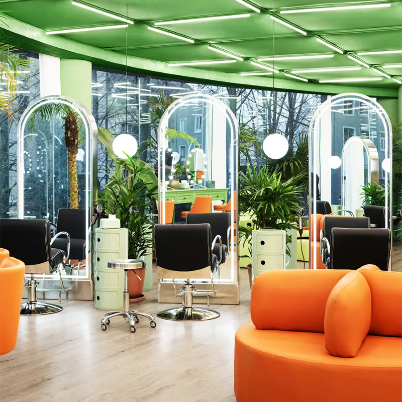 Interno salone con soffitto verde e specchi ad arco illuminati_01