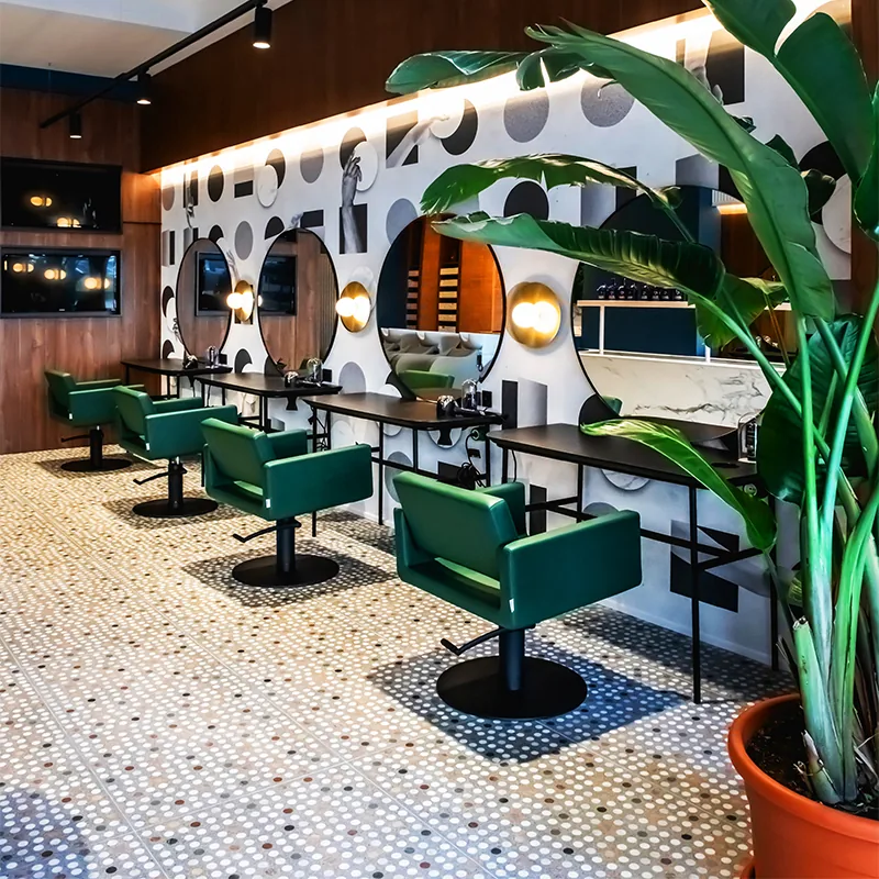 Area styling del salone verde con specchi rotondi e pavimento a mosaico_01