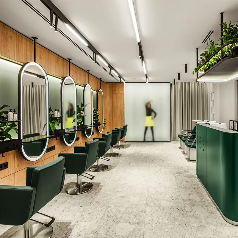 Fila styling salone verde con specchi ovali e pannelli a parete in legno_01