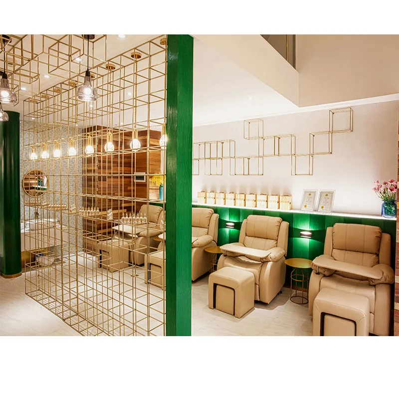Reception salone di bellezza verde e oro con parete espositiva per manicure_03