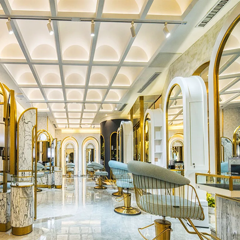 Zona styling di alto livello in salone con pavimento in marmo e archi dorati_01